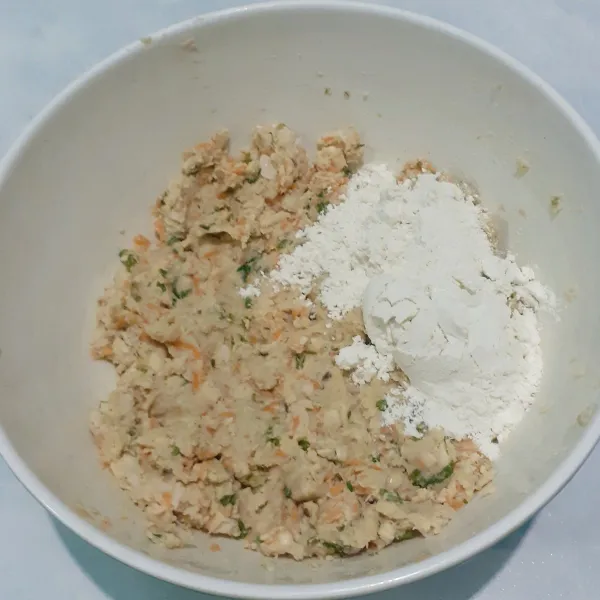 Tambahkan tepung terigu dan aduk rata. Koreksi rasa.