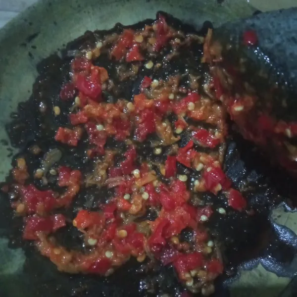 Buat sambal : Ulek kasar bawang putih dan cabai, tambahkan garam dan penyedap. Siram sambal dengan minyak panas.