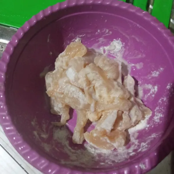 Campurkan dengan tepung bumbu dan air, aduk hingga rata.