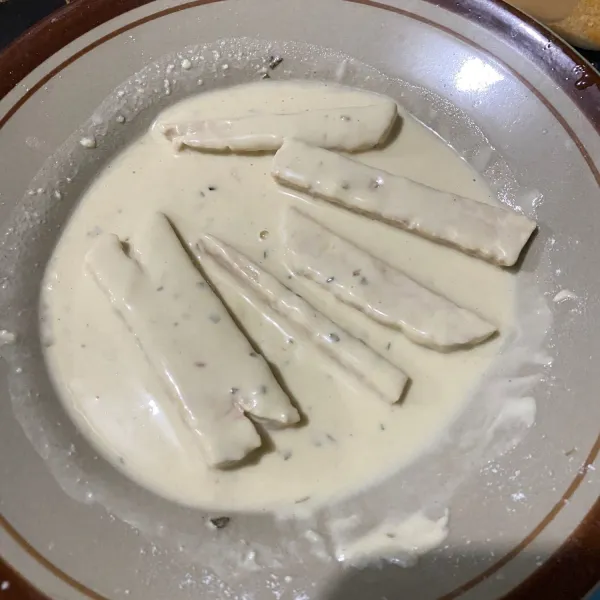 Masukkan tempe ke dalam tepung baluran tepung basah tadi.