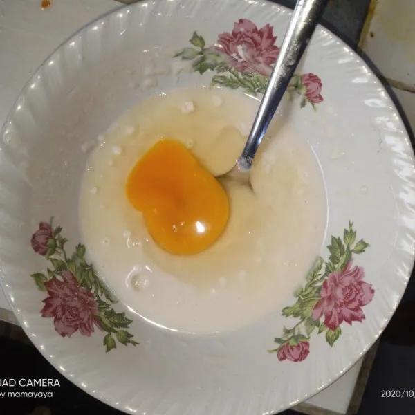Untuk bahan celupan, masukkan air dan tepung aduk rata, baru tambahan telur, kocok sampai tercampur rata.