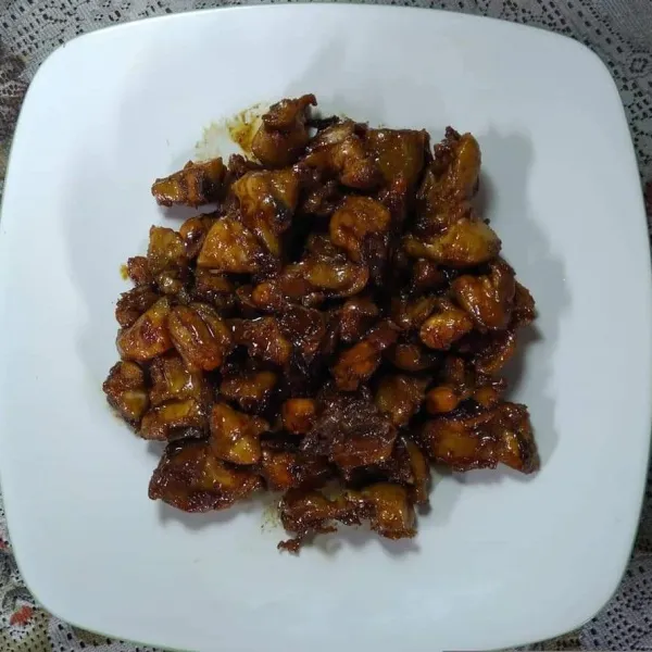 Angkat dan sajikan bersama irisan bawang, potongan cabe dan tomat. Yummy.