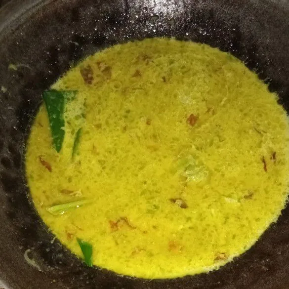 Masukkan santan dan masak sampai mendidih.