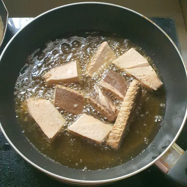 Goreng pindang tongkol hingga keemasan. Angkat dan tiriskan.