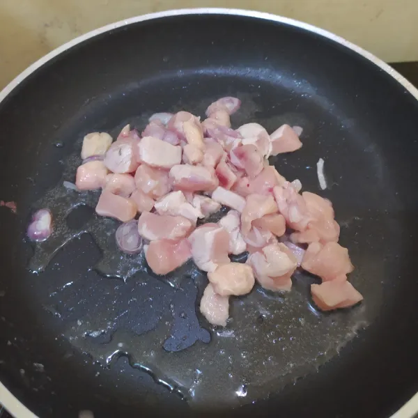 Tumis bawang merah dan bawang putih hingga harum, masukan ayam.