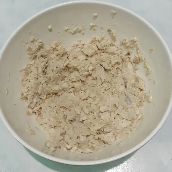 Haluskan tempe menggunakan ulekan atau garpu.