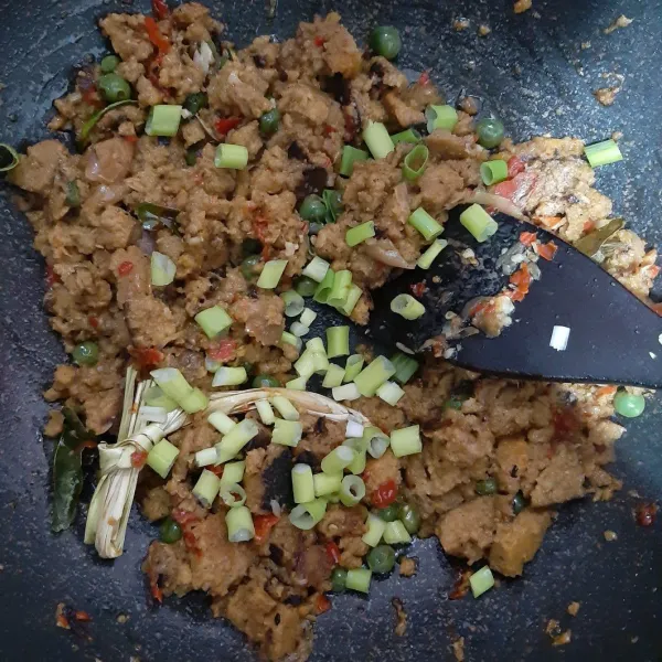 seasoning dengan garam, gula,kaldu jamur dan lada bubuk. terakhir tambahkan daun bawang. aduk rata. matikan api.