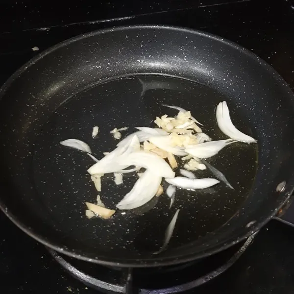tumis bawang putih dan bawang bombay hingga harum.