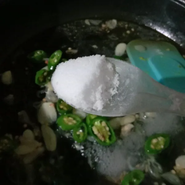 Tambahkan sedikit air. Bumbui dengan gula dan garam. Aduk rata.