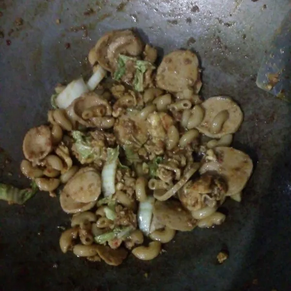 Tambahkan kaldu ayam dan gula pasir. Aduk kembali sampai semua bahan tercampur merata. Siap sajikan.