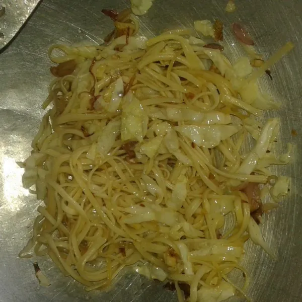 Masukkan spaghetti. Aduk rata. Setelah masak, sisihkan dalam wadah saji.
