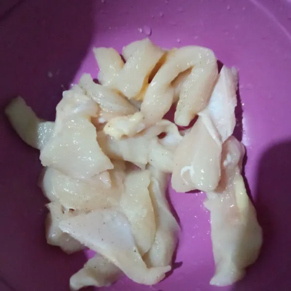 Marinasi ayam dengan garam, bawang putih bubuk dan merica bubuk, diamkan selama 15 menit.