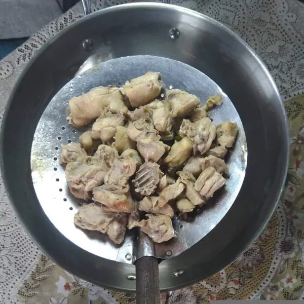 Angkat, tiriskan dan sisihkan.