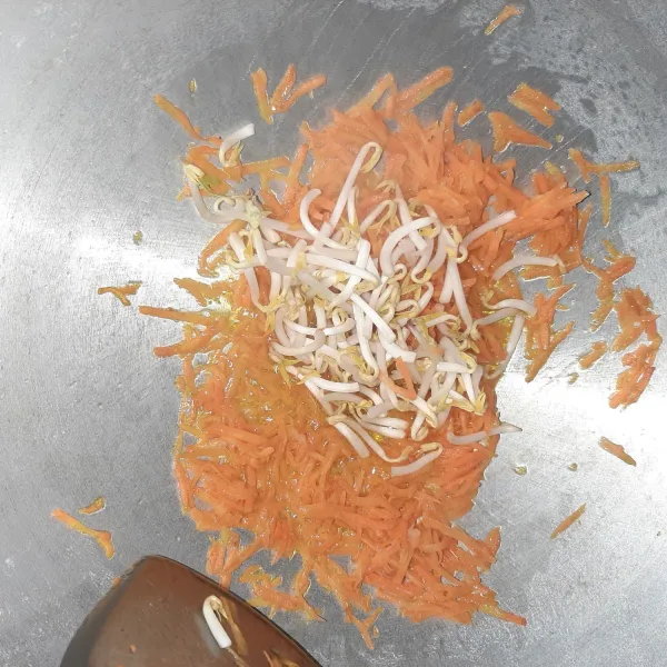 Tumis wortel dan tauge dengan api kecil hingga layu.