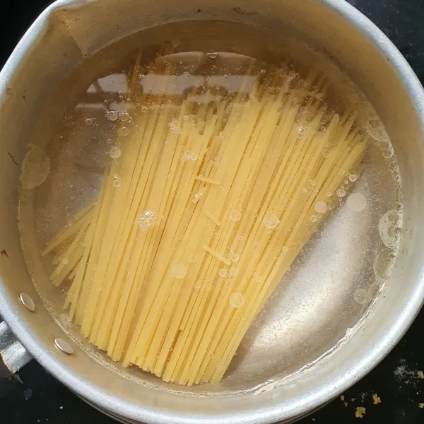 Rebus spaghetti dengan air yang diberi garam dan minyak goreng hingga aldente. Angkat lalu tiriskan. Siram air dingin.
