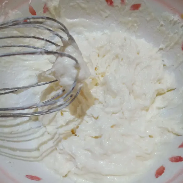 Kocok whip cream bubuk bersama susu cair hingga mengembang. Masukkan keju parut lalu sisihkan.