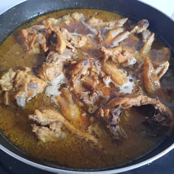 Tuang air. Tambahkan kecap manis dan garam. Masak hingga kuah mengental. Angkat.