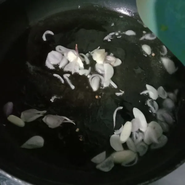 Tumis bawang merah sampai harum.