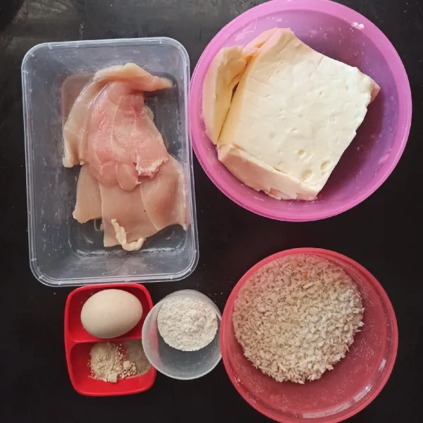 Siapkan bahan. Cuci bersih daging ayam. Kocok lepas telur.