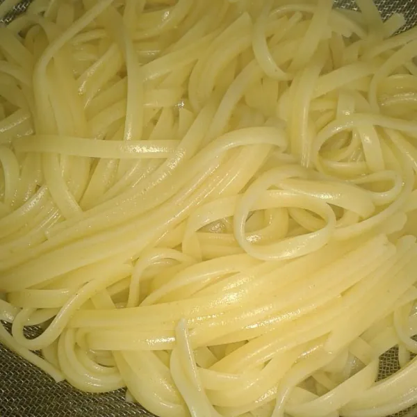 Rebus spaghetti sampai aldente/matang, angkat, tiriskan. Sisihkan dahulu.