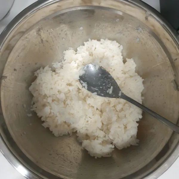 campurkan nasi sushi dengan cuka, dan Gula pasir, aduk sampai tercampur rata dan biarkan dingin.