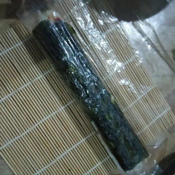 Potong-potong menjadi beberapa bagian, lalu sajikan.