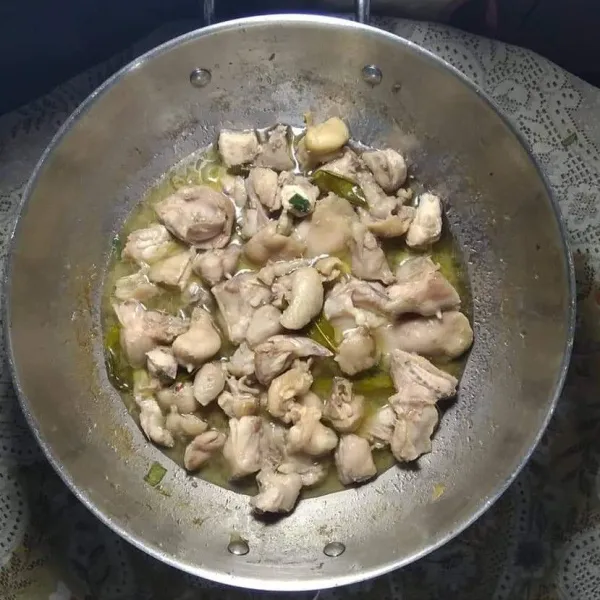 Cuci bersih daging ayam potong-potong. Masukkan ke dalam wajan. Tambahkan air, merica dan garam. Masak sampai matang dan bumbu meresap.