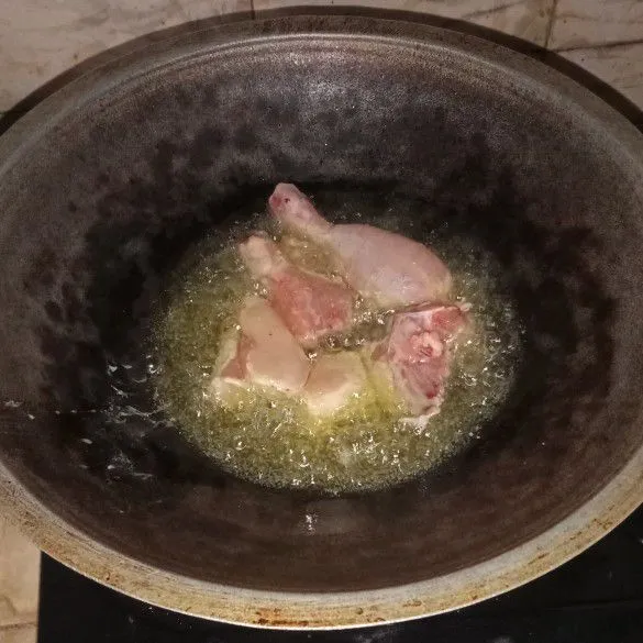 Panaskan minyak goreng ayam sebentar sekitar 5 menit dan sisihkan.