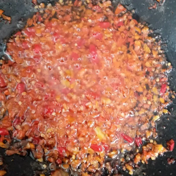 Buat sambal tomat.
