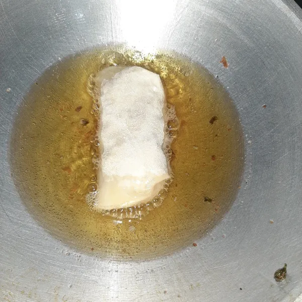 Goreng hingga kecoklatan dan matang. Sajikan dengan cabe rawit hijau. Selamat makan :)