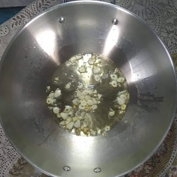 Panaskan minyak dalam wajan. Tumis bawang putih dan bawang merah sampai harum.
