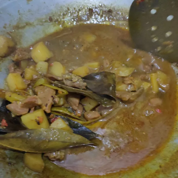 Masak lagi selama 5 menit. Masukkan garam, gula pasir dan kaldu bubuk. Koreksi rasa.