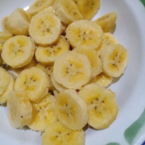 Potong pisang membentuk bulat-bulat.