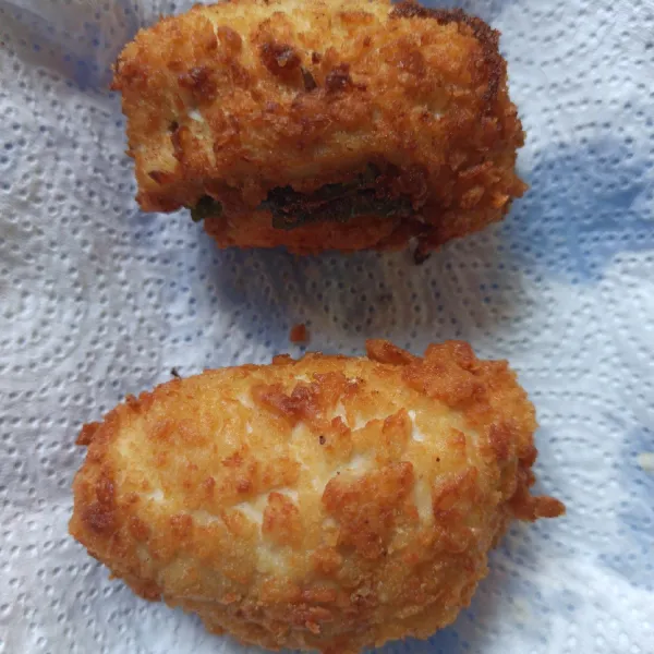 Panaskan minyak, goreng ayam gulung hingga kecoklatan. Kemudian angkat dan tiriskan minyaknya.
