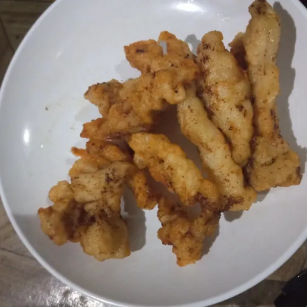 Goreng ayam hingga kecoklatan.