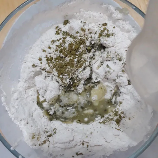 Campur tepung beras ketan,bubuk greentea,gula halus dan kentang halus .Uleni sampai kalis.