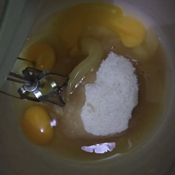 MMixer speed tinggi telur, gula, sp, dan vanili sampai kental berjejak