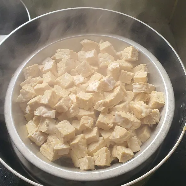 Kukus Tempe yang telah dipotong potong selama 15 menit.