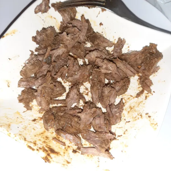 Suwir-suwir daging rendang. Resep bisa dilihat di halaman saya berjudul burger nasi rendang. Sisihkan.