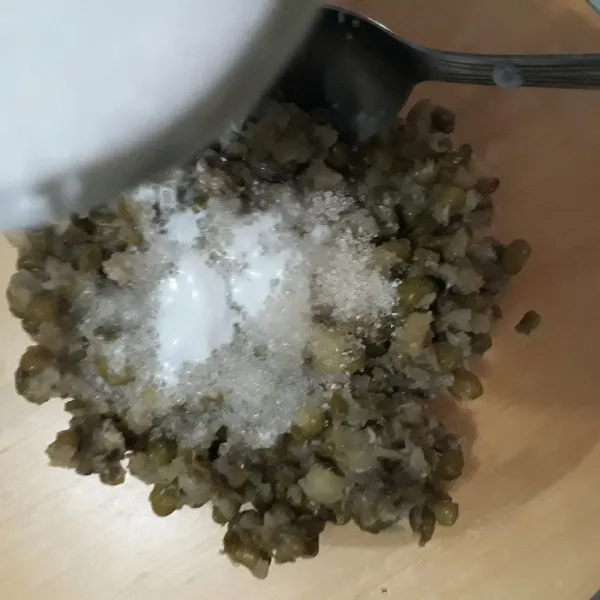 Campur kacang hijau yg sudah direbus,sejumput garam dan gula pasir. Aduk sampai rata.
