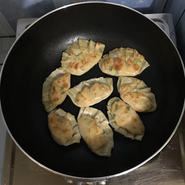 Panaskan wajan teflon dan beri sedikit minyak. Dengan api kecil goreng hingga berwarna kecoklatan pada kedua sisi.
