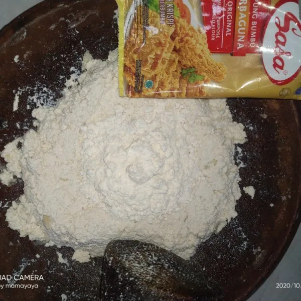 Masukkan tepung bumbu (sasa) dan garam.