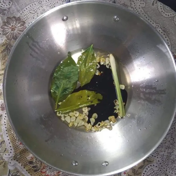Masukkan daun salam, serai, kaldu bubuk, merica bubuk, gula pasir, garam, saus teriyaki, kecap manis dan air.
