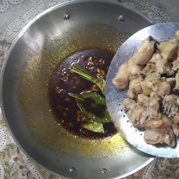 Aduk-aduk sampai rata. Lalu masukkan ayam yang sudah diungkep/ direbus.