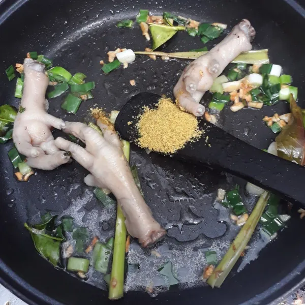 Masukkan ceker rebus dan bubuk bumbu soto, aduk rata.