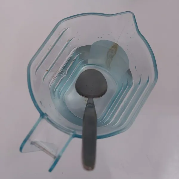 Masak gula dan air hingga mendidih. Biarkan dingin.