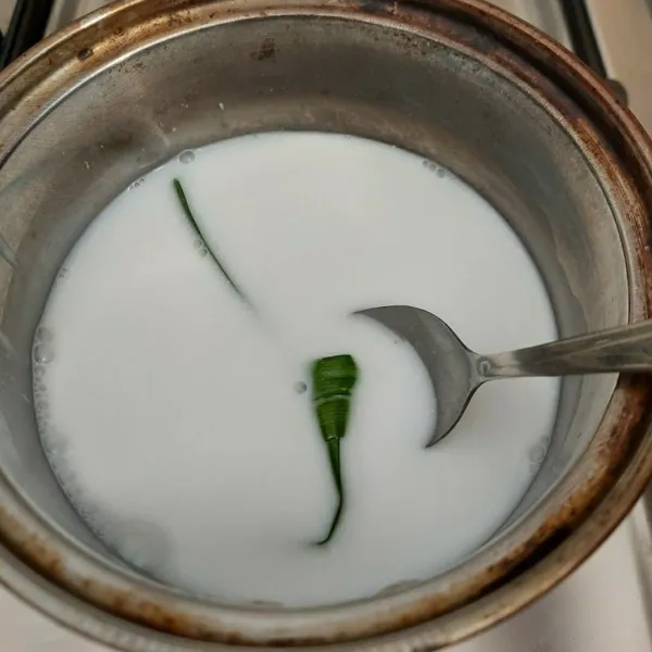 Buat saus santan, campur semua bahan saus santan, aduk rata dan masak sampai mendidih sambil diaduk-aduk. Dinginkan.