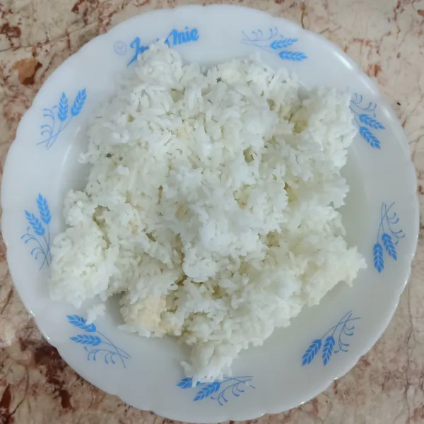 Siapkan 1 porsi nasi (lebih baik nasi kemarin)