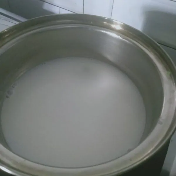 Masak kuah santan sambil diaduk-aduk agar tidak pecah sampai mendidih sisihkan biarkan dingin.