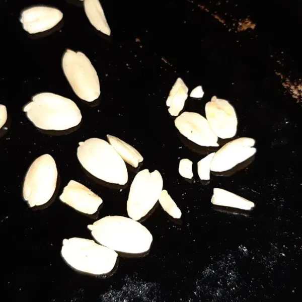 Tambahkan kacang almond yang dicincang untuk hiasan